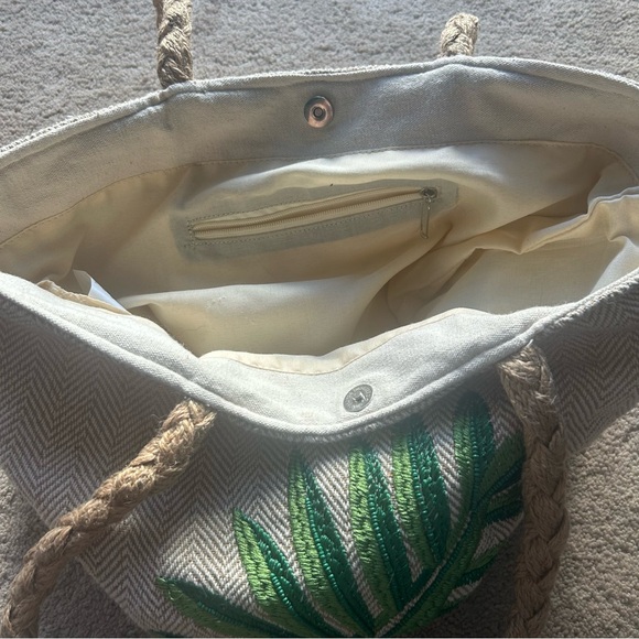 Jute shoulder tote bag with beaded leaves - Picture 3 of 3